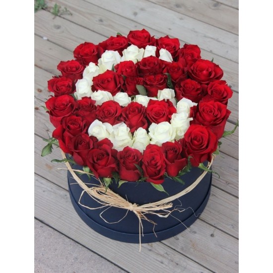 Aşkın Baş Harfi Kutuda Kırmızı Beyaz Gül Aranjmanı