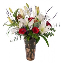 Cam Vazoda Kırmızı Güller ve Beyaz Lilyumlar