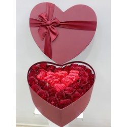 Kutuda Çiçek 41 Gül ve 12 Kalp Çikolata