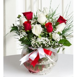 Paşabahçe Akvaryum Vazoda 4 Kırmızı ve 5 Beyaz Gül