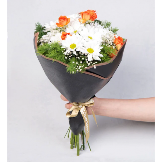 Beyaz Papatyalar ve Kırmızı Güller Çiçek Buketi